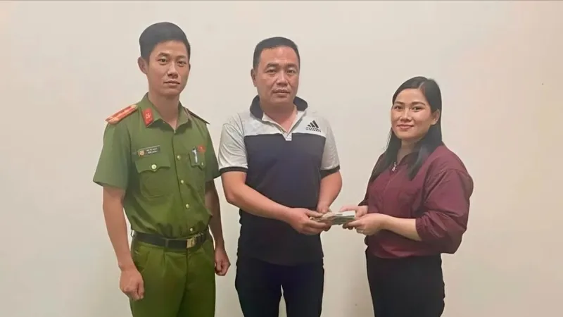 Chị Loan trao trả 150 triệu đồng cho người đánh mất trước sự chứng kiến của công an
