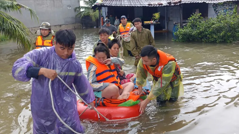 Lực lượng chức năng tỉnh Khánh Hòa hỗ trợ sản phụ đến nơi an toàn
