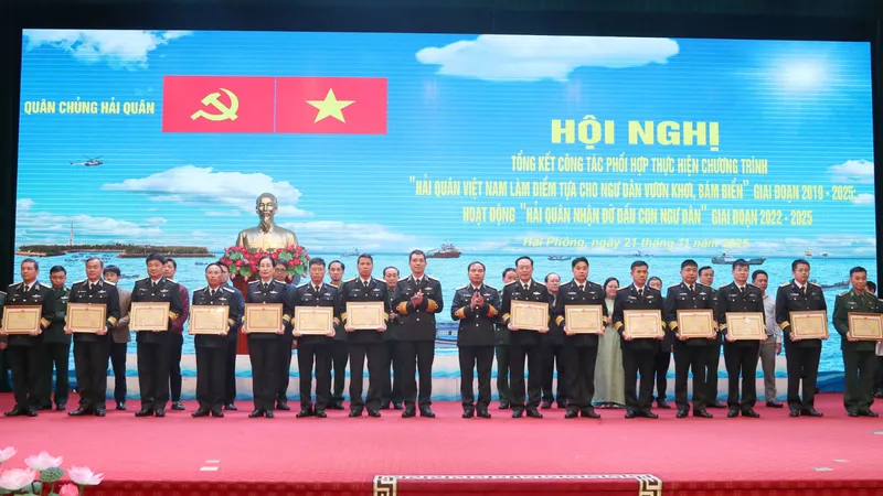 Lực lượng Hải quân cứu hơn 2.200 lượt người trên biển