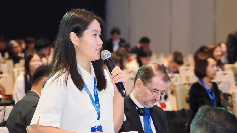 Các bạn trẻ thảo luận sôi nổi cùng các chuyên gia, nhà chức trách tại Diễn đàn Kinh tế mùa thu 2025. Ảnh: HOÀNG HÙNG