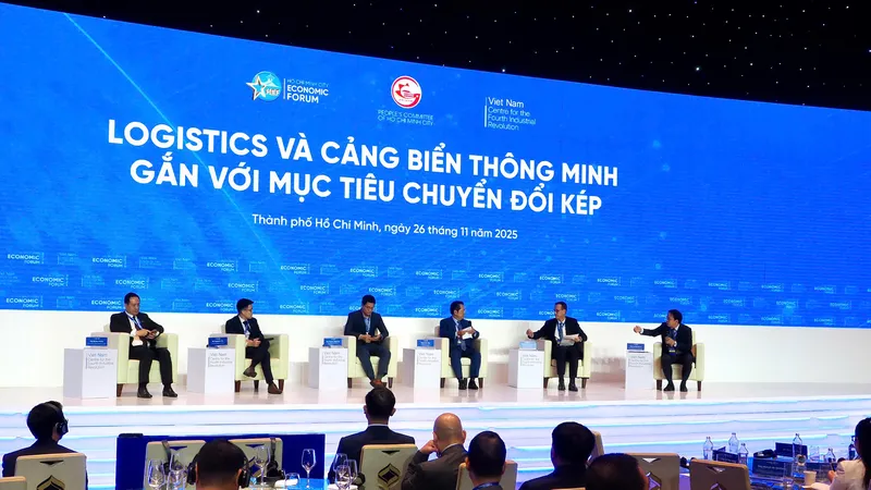 Các phiên thảo luận song song tại Diễn đàn Kinh tế mùa thu, trưa 26-11. Ảnh: HOÀNG HÙNG