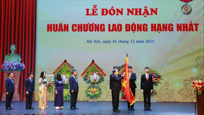 Nhà xuất bản Chính trị quốc gia Sự thật đón Huân chương Lao động hạng nhất