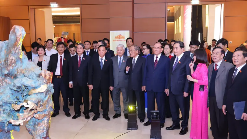 Nguyên Tổng Bí thư Nông Đức Mạnh và Chủ tịch Quốc hội Trần Thanh Mẫn cùng các đại biểu dự lễ khai trương Bảo tàng Quốc hội Việt Nam, chiều 2-12. Ảnh: QUANG PHÚC