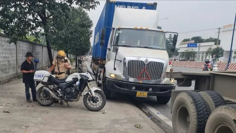 Xử lý hàng chục xe đầu kéo dừng đỗ sai quy định 