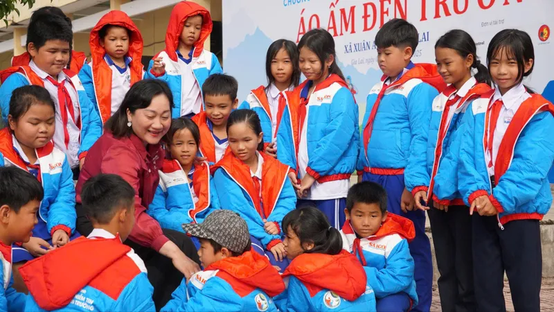 Chương trình "Áo ấm đến trường" đến với học sinh vùng bão lũ ở Gia Lai