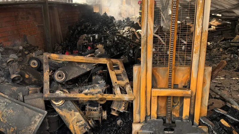 Dập tắt đám cháy kho chứa máy cơ khí tại phường Hòa Lợi
