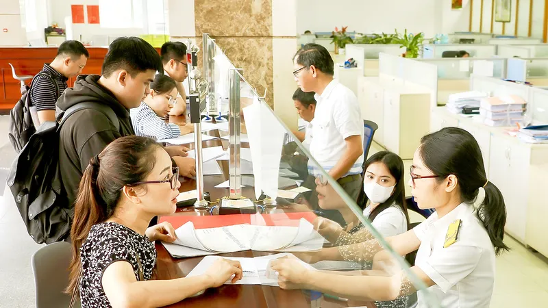 Tiếp nhận và giải quyết hồ sơ thuế tại trụ sở Thuế TPHCM. Ảnh: HOÀNG HÙNG