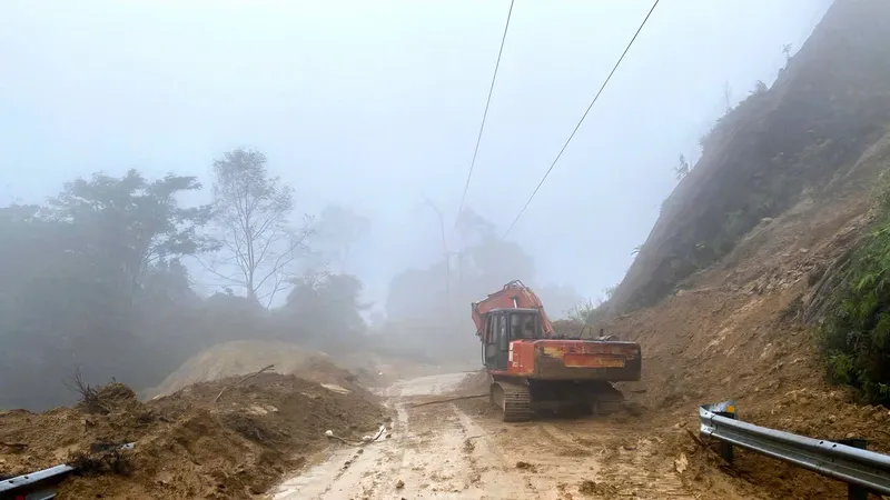 Thu dọn đất đá sạt lở trên đường Hồ Chí Minh nhánh Tây qua địa bàn xã A Lưới 4, TP Huế