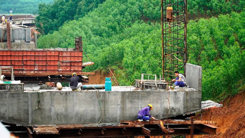 Nỗ lực khôi phục các cung đường huyết mạch