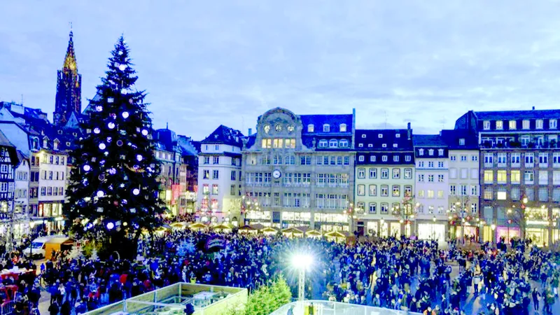 Chợ Giáng sinh Strasbourg. Ảnh: XINHUA 