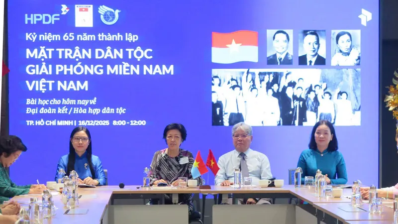 Ban điều hành buổi tọa đàm. Ảnh: THỤY VŨ