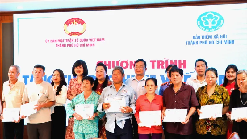 TPHCM: Tặng hơn 3.000 thẻ BHYT cho người có hoàn cảnh khó khăn 
