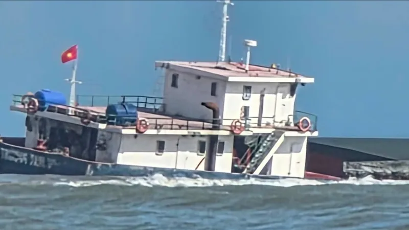 Kịp thời cứu ngư dân gặp nạn, hỗ trợ tàu hàng mắc cạn ở vùng biển Cửa Việt