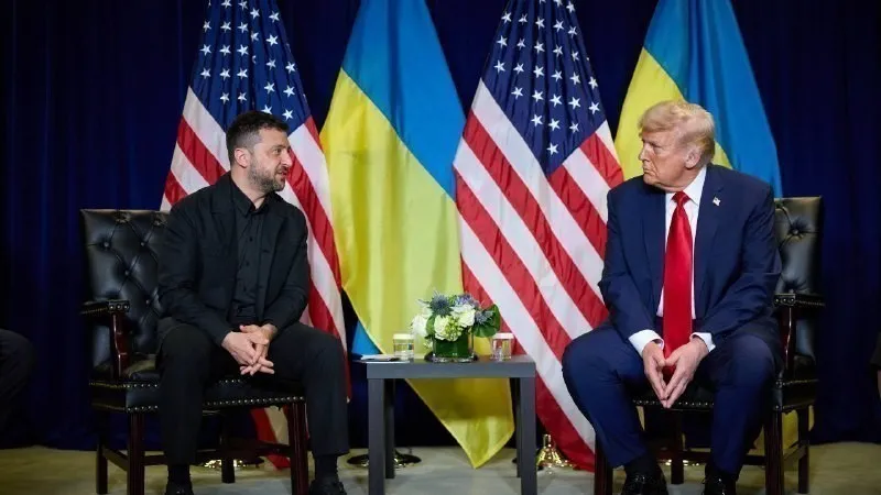 Tổng thống Mỹ Donald Trump (phải) và Tổng thống Ukraine Volodymyr Zelensky tại cuộc gặp bên lề khóa họp 80 Đại hội đồng LHQ ở New York, Mỹ, ngày 23-9. Ảnh: AA/TTXVN