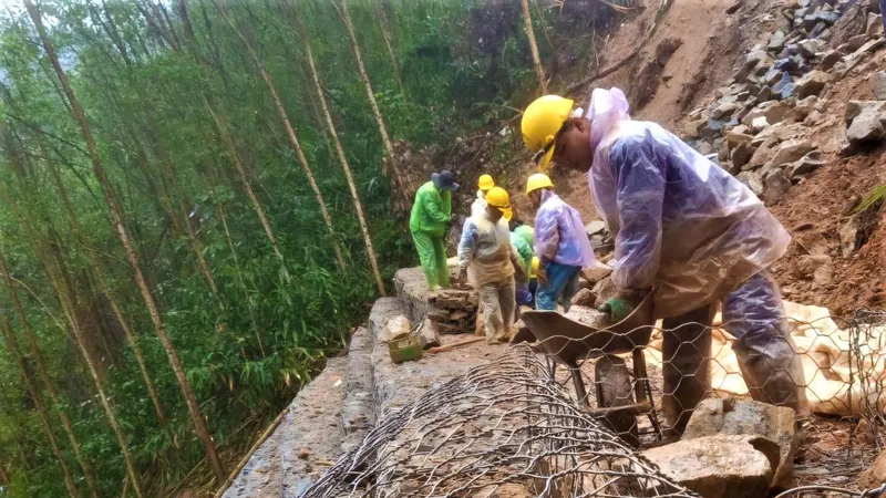 Khẩn cấp khắc phục sạt lở trên quốc lộ 49 từ trung tâm TP Huế đi các xã miền núi phía Tây