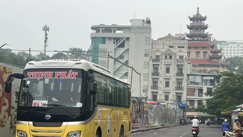 Xe đò đón khách trên đường Nguyễn Chí Thanh (phường An Đông, TPHCM)
