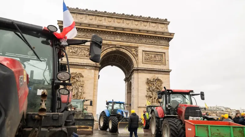 Nông dân đưa máy kéo đến Khải Hoàn Môn ở thủ đô Paris, Pháp, phản đối thỏa thuận thương mại. ẢNH: BENJAMIN GIRETTE/BLOOMBERG
