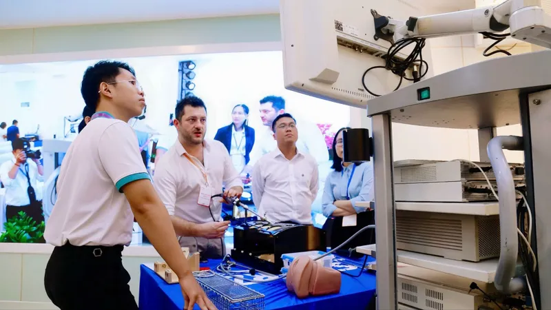 Bác sĩ nước ngoài hướng dẫn kỹ thuật nội soi cho bác sĩ Việt Nam
