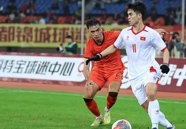 Khuất Văn Khang đi bóng trước sự đeo bám của cầu thủ U23 Trung Quốc ở giải giao hữu năm 2025. Ảnh: P.MINH