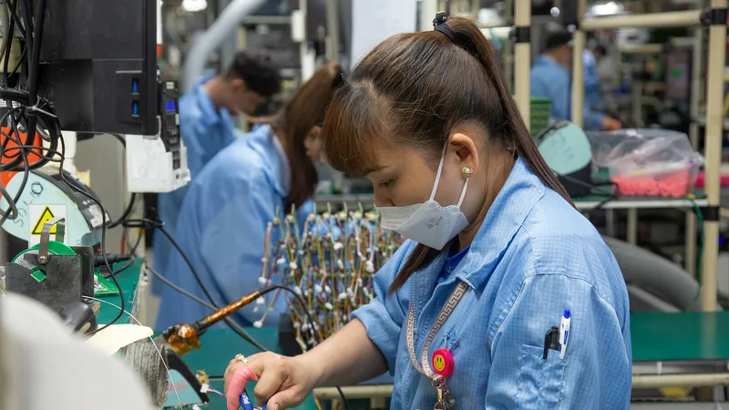 Kỹ thuật viên kiểm tra kỹ thuật trong quá trình hoàn thiện sản phẩm công nghệ cao tại doanh nghiệp FDI Datalogic Việt Nam. Ảnh: HOÀNG HÙNG