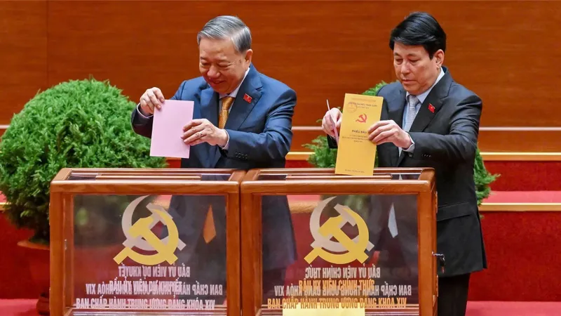 Tổng Bí thư Tô Lâm, Chủ tịch nước Lương Cường bỏ phiếu bầu Ủy viên Trung ương chính thức và Ủy viên dự khuyết Ban Chấp hành Trung ương Đảng khóa XIV. Nguồn: daihoidangtoanquoc.vn