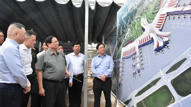 Thủ tướng Phạm Minh Chính nghe báo cáo tiến độ dự án đầu tư mở rộng Cảng hàng không quốc tế Phú Quốc