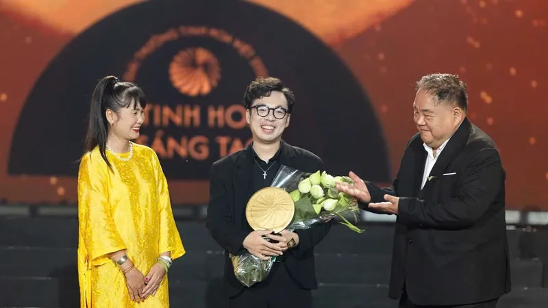 Ông Trần Minh Hoàng, Giám đốc Kinh doanh "Chào Show" nhận giải thưởng từ ban tổ chức