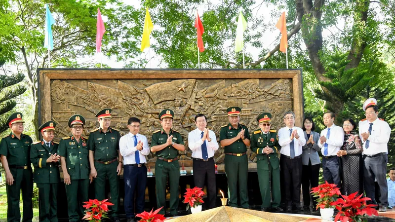 Các đại biểu dự Lễ khánh thành Bia tưởng niệm cán bộ, chiến sĩ Biệt động Sài Gòn-Gia Định vào sáng 4-1-2026 