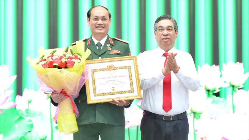 Trung tướng Nguyễn Văn Nam nhận Huy hiệu 40 năm tuổi Đảng