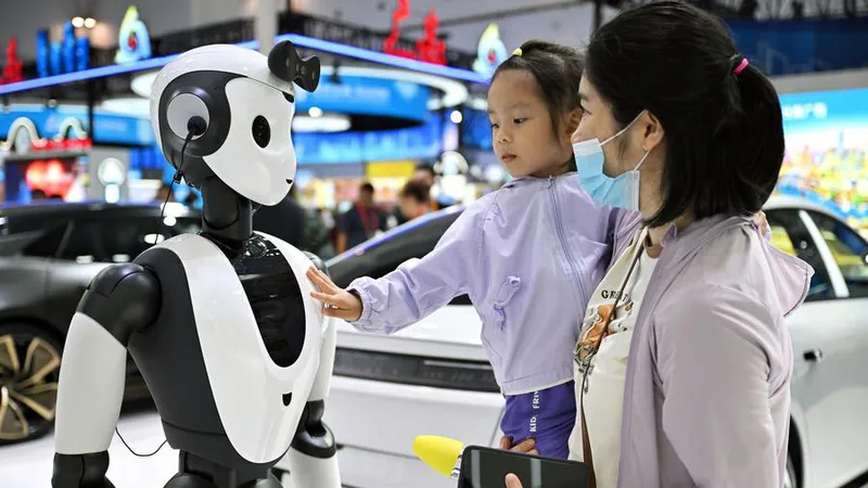 Người dân tương tác robot AI tại Triển lãm tiêu dùng quốc tế Trung Quốc. Ảnh: XINHUA 