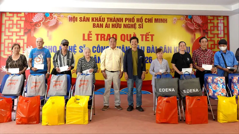 NSND Hùng Minh cùng nghệ sĩ Hoa Lan, Hồng Sáp chụp ảnh cùng các nữ nghệ sĩ sân khấu tài năng NSND Phượng Loan, NSND Trịnh Kim Chi và NSƯT Tuyết Thu. Ảnh: THÚY BÌNH 