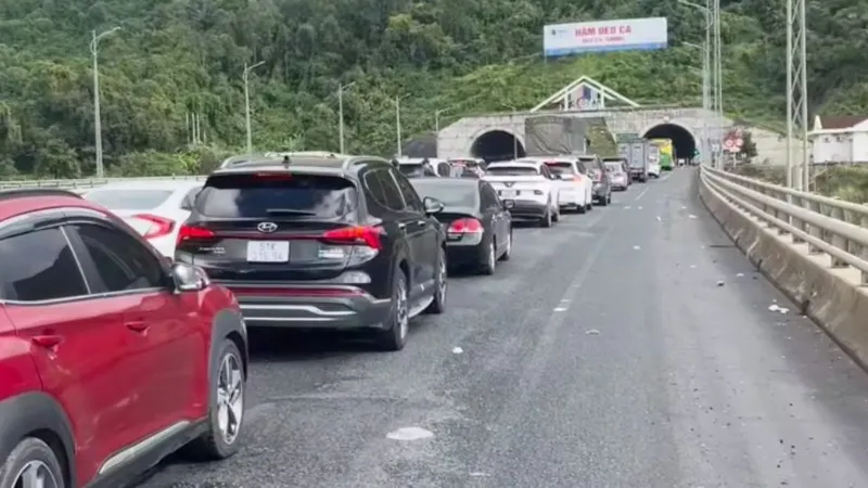 Ùn tắc kéo dài tại hầm Đèo Cả phía Khánh Hòa