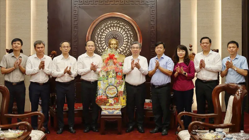 Lãnh đạo TPHCM tiếp đoàn tỉnh Khánh Hòa đến thăm, chúc tết 