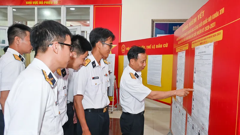 Cử tri thuộc Bộ Tư lệnh Vùng 2 Hải quân tìm hiểu tiểu sử người ứng cử đại biểu Quốc hội khóa XVI và đại biểu Hội đồng nhân dân các cấp nhiệm kỳ 2026-2031