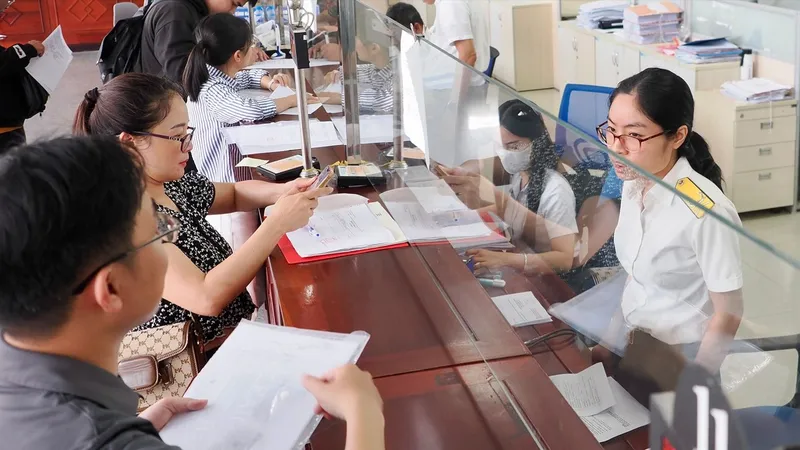 Tiếp nhận và giải quyết hồ sơ thuế tại trụ sở Thuế TPHCM. Ảnh: HOÀNG HÙNG