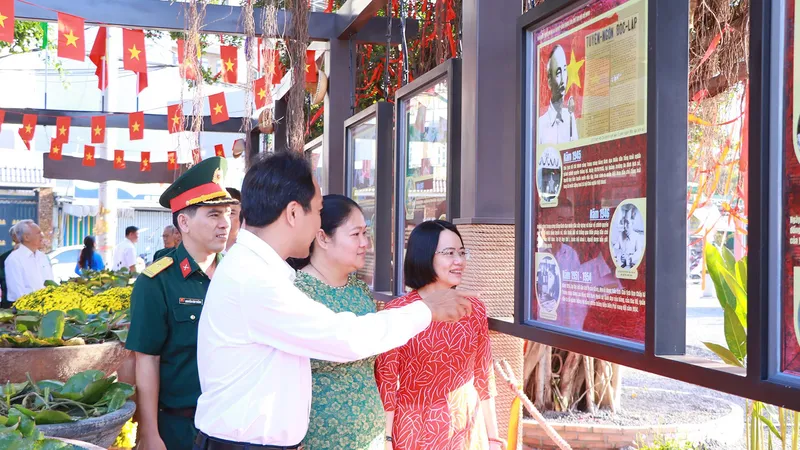 Tham quan, tìm hiểu Không gian văn hóa Hồ Chí Minh tại Công viên Nguyễn Tư Nghiêm (phường Bình Trưng). Ảnh: VĂN NGÔ