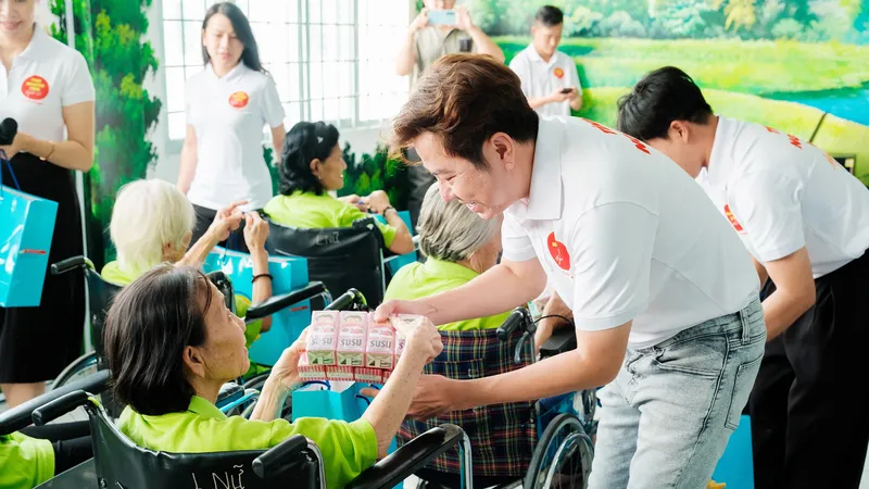Ca sĩ Quốc Đại - Đội tình nguyện viên nghệ sĩ TPHCM, trao quà đến người khuyết tật