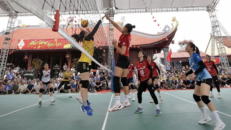 Màn so tài giữa hai đội bóng nữ VTV Bình Điền Long An (trái) và Ngân hàng Công thương ở Hội làng Quan Độ (Bắc Ninh) năm 2026. Ảnh: DŨNG PHƯƠNG