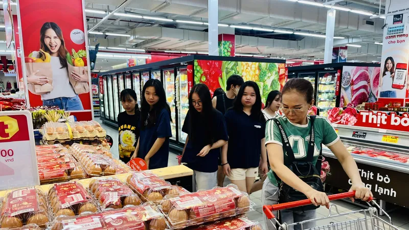Người tiêu dùng mua thực phẩm tại một siêu thị ở phường Tây Thạnh, TPHCM. Ảnh: THI HỒNG