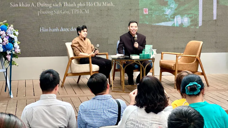 Nhà văn Dương Bình Nguyên (phải) giao lưu với bạn đọc tại Đường sách TPHCM nhân dịp trở lại văn đàn với tiểu thuyết Gió vẫn thổi qua rừng nhiệt đới