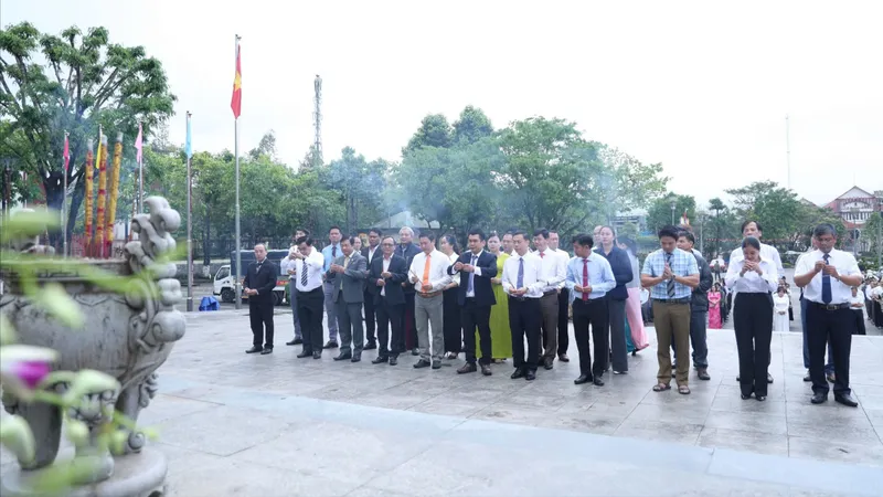 Dâng hoa, dâng hương kỷ niệm 81 năm Khởi nghĩa Ba Tơ, Quảng Ngãi