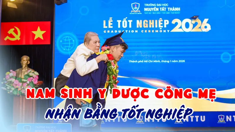 Nam sinh y dược cõng mẹ nhận bằng tốt nghiệp