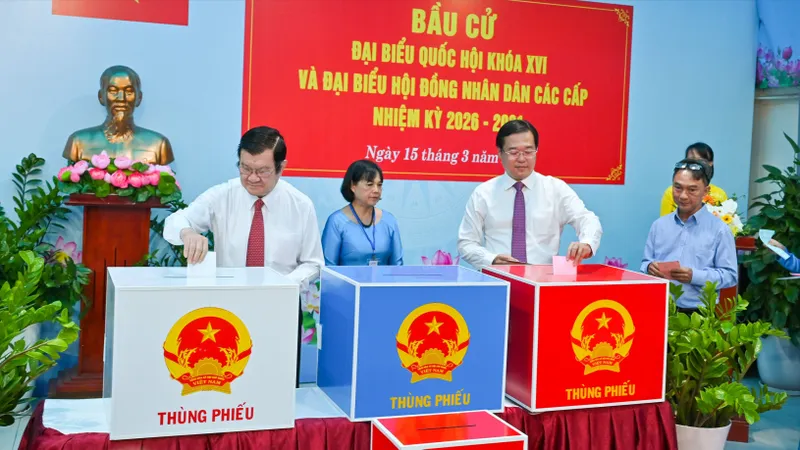 Nguyên Chủ tịch nước Trương Tấn Sang và Phó Bí thư Thường trực Thành ủy TPHCM Lê Quốc Phong bỏ phiếu bầu cử tại phường Tân Định