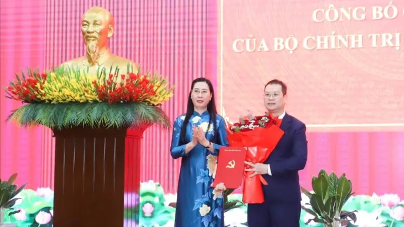 Đồng chí Nguyễn Mạnh Hùng nhận quyết định của Bộ Chính trị