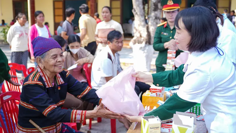 Gia Lai: Khám sức khỏe, cấp thuốc cho người dân vùng biên giới