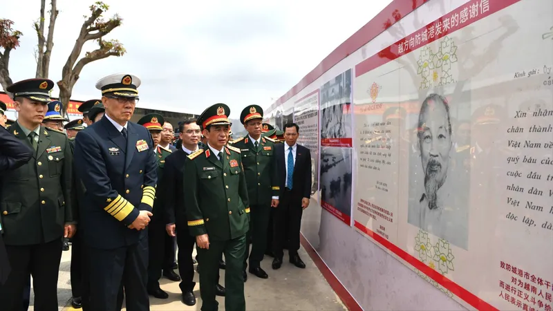 Đại tướng Phan Văn Giang và Thượng tướng Đổng Quân tham quan bia kỷ niệm "Đường Hồ Chí Minh trên biển”
