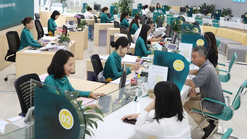 Hoạt động giao dịch ở một ngân hàng tại Hà Nội. Ảnh: QUANG PHÚC