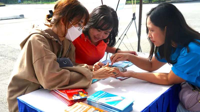 Chuyên viên BHXH TPHCM tuyên truyền chính sách BHXH, BHYT đến người dân. Ảnh: ĐÔNG SƠN