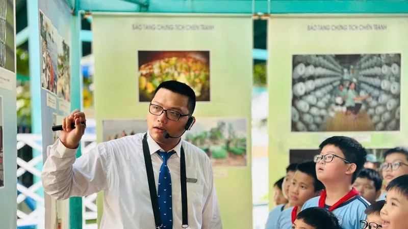 Các em học sinh Trường Tiểu học Nguyễn Văn Lịch (phường Linh Xuân) nghe thuyết minh về chuyên đề “Người chiến sĩ hôm nay”