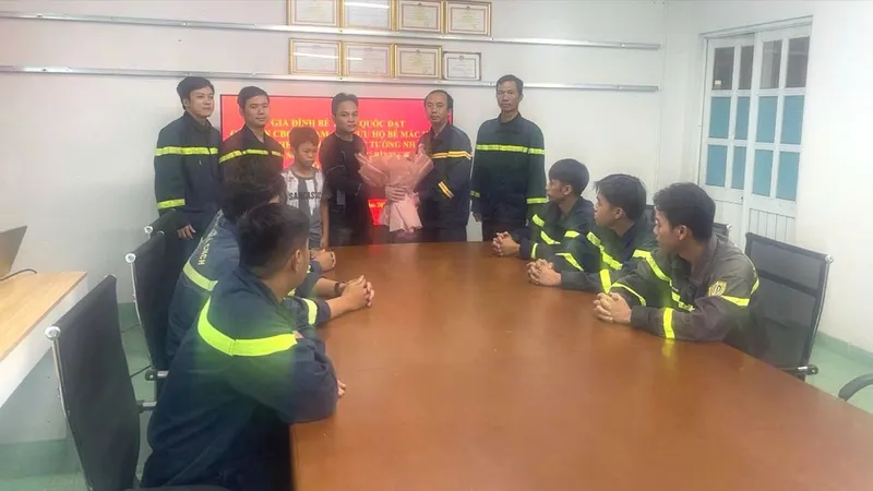 Gia đình bé trai mắc kẹt giữa hai bức tường cảm ơn lực lượng cứu hộ